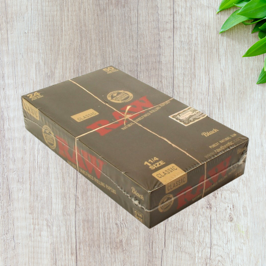 RAW Black Classic 1 1/4 Size Rolling Papers