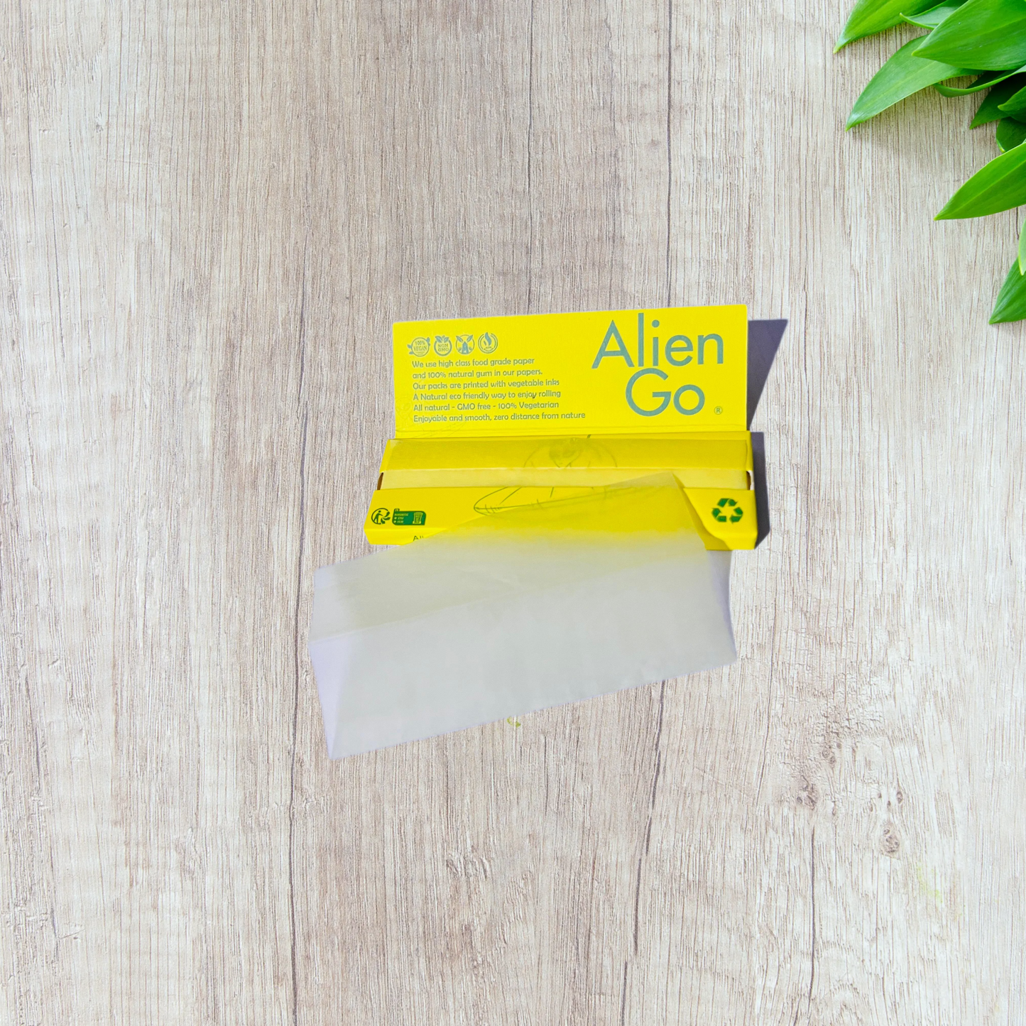 Alien Go Yellow Colored Rolling Paper - 1 1/4 Size