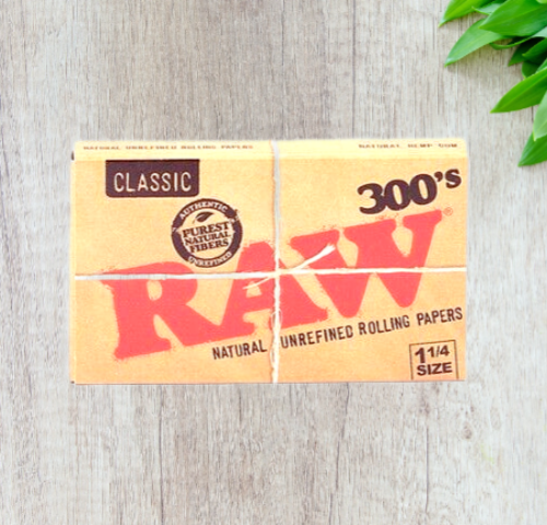 RAW 300's Classic Brown Rolling Papers 1 1/4 Size